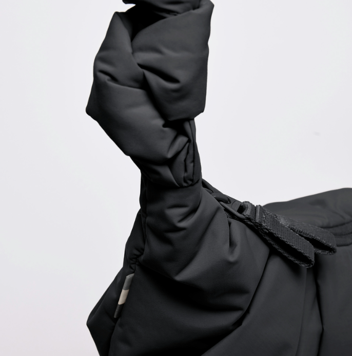 GOT BAG Pleat Moon Bag small black monochrome